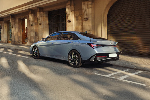 Rear Cross Side View of Hyundai Elantra