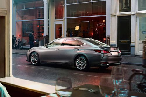 Rear Cross Side View of Lexus ES