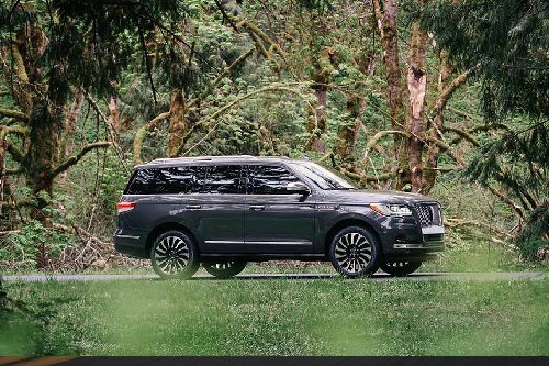 Lincoln Navigator Front Cross Side View