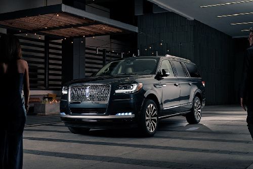 Lincoln Navigator Front Medium View