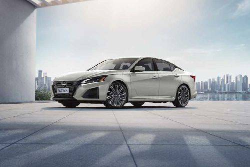 Nissan Altima Front Cross Side View