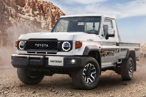 Land Cruiser 70 Front deep low Angle View