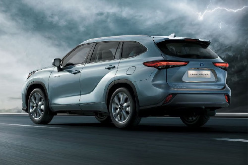 Rear Cross Side View of Toyota Highlander