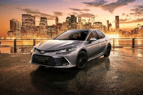 Toyota Camry HEV (2018-2024) Front Medium View