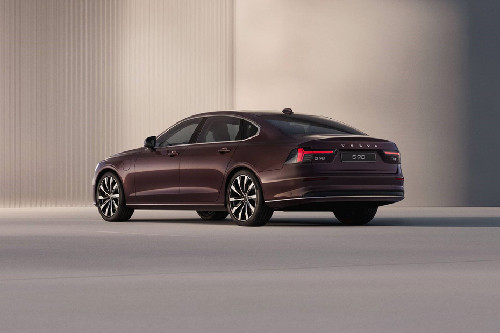 Rear Cross Side View of Volvo S90 2025