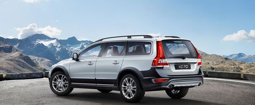 Rear Medium View of Volvo XC70 (2022-2023)