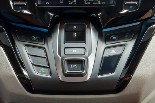 Center Controls of Honda Odyssey
