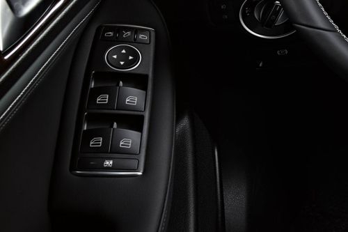 Infiniti QX30 Drivers Side In Side Door Controls