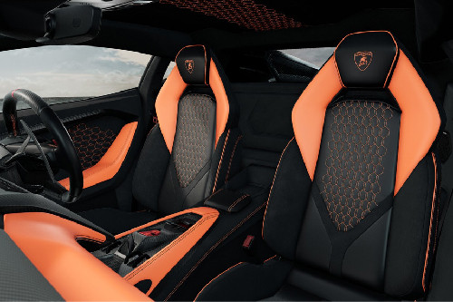 Revuelto Front Seats