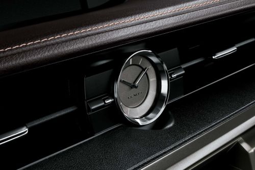 clock in Lexus ES