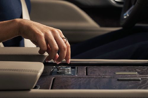Center Controls of Lincoln Navigator