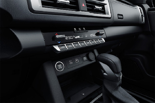 Front AC Controls of Mitsubishi L200