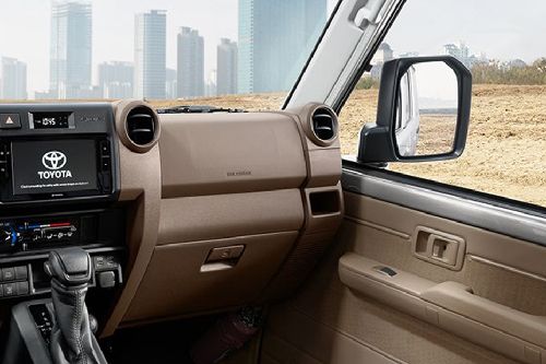 Speakers View of Toyota Land Cruiser 70