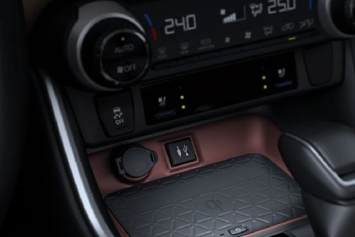 Power Accessories Outlet View of Toyota RAV 4 HEV